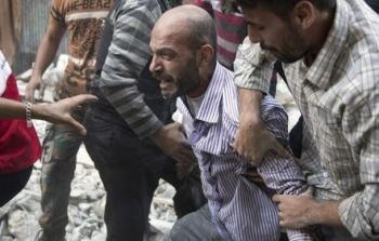 سوري يبكي متأثرا بعد غارة على أحد أحياء حلب