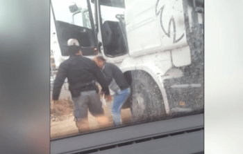 لحظة اعتداء الشرطي إسرائيلي على السائق