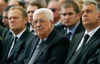 الرئيس عباس أثناء مشاركته في جنازة بيرس