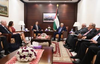 الرئيس عباس يتلقى الوفد الامريكي