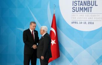 الرئيس محمود عباس والرئيس التركي خلال مؤتمر القمة الإسلامية في اسطنبول