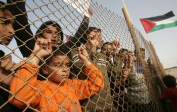 أطفال ينددون باستمرار حصار غزة