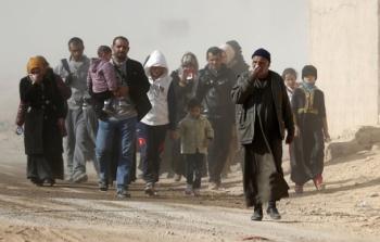 مدنيون عراقيون يفرون من المعارك في الموصل