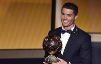 رونالدو يحمل جائزة الكرة الذهبية