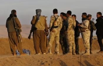 مجموعة من مسلحي البيشمركة الاكراد في سهل نينوى الى الشمال الشرقي من الموصل 
