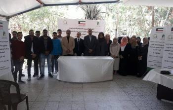توزيع منح مالية على طلبة فلسطينيين جامعيين بتمويل كويتي