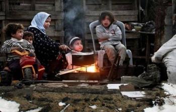 سكان غزة يطهون على الحطب في ظل انقطاع الكهرباء