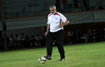 إسماعيل هنية يلعب كرة القدم في ملعب اليرموك بمدينة غزة