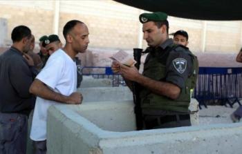 عامل فلسطيني وجندي اسرائيلي