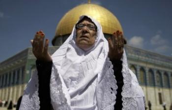 سيدة فلسطينية تصلي في الأقصى