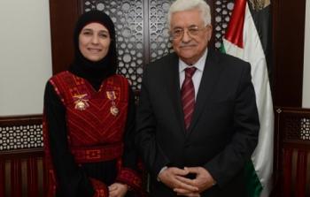 الرئيس محمود عباس والمعلمة حنان الحروب