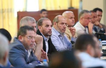 حسام بدران إلى جانب عدد من قيادات حماس والفصائل الفلسطينية خلال لقاء في غزة