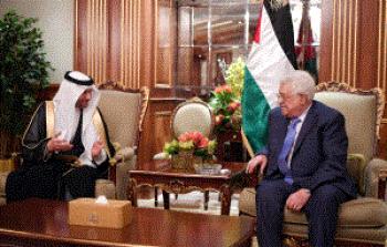 الرئيس محمود عباس، أثناء لقاء أمين عام منظمة المؤتمر الاسلامي يوسف بن أحمد العثيمين.
