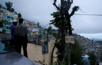 يعيش عدد كبير من سكان هايتي في أكواخ هشة أمام خطر الفيضانات. تقول اللافتة 