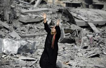 امرأة فوق أنقاض منزلها المدمر بغزة- أرشيفية
