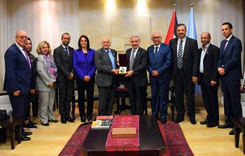  رئيس الوزراء الفلسطيني محمد اشتية يستقبل  وفدا من المجلس الأعلى للإبداع والتميز