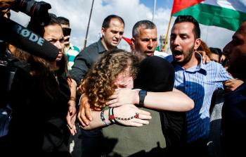 لحظة الإفراج عن الفلسطينية عهد التميمي ووالدتها ناريمان من السجون الإسرائيلية