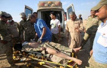 اخلاء جريح من الجيش العراقي في معركة السيطرة على بلدة حمام العليل الاثنين