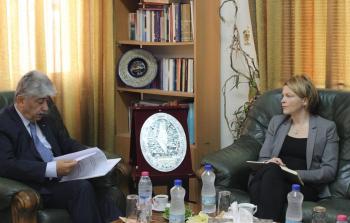 عضو اللجنة التنفذية لمنظمه التحرير أحمد مجدلاني مع سفيرة جمهورية فلندا