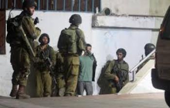 الاحتلال يعتقل عدد من الفلسطينيين بالضفة الغربية