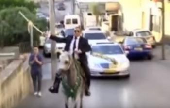 عريس فلسطيني يصل منزل عروسه شاهراً سيفه