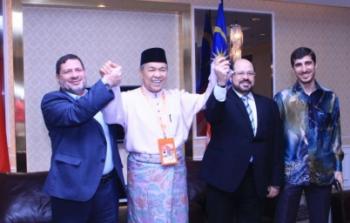 صورة أثناء لقاء مع نائب رئيس الوزراء الماليزي د. زاهد حميدي