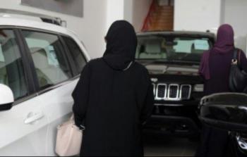 سعوديات في معرض للسيارات في جدة