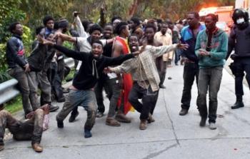مهاجرون يحتفلون بتمكنهم من العبور إلى مدينة سبتة