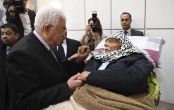 الرئيس عباس خلال استقباله الأسير حجازي