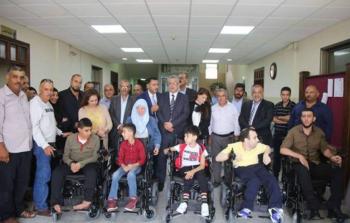 تقديم كراسي كهربائية لذوي الإعاقة في طولكرم