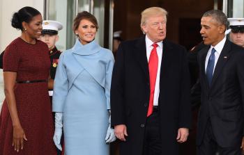 الرئيس الأمريكي السابق باراك أوباما وزوجته والرئيس الحالي دونالد ترامب وزوجته - إرشيفية -.jpg