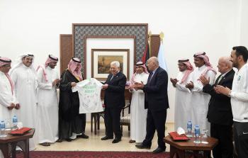 الرئيس محمود عباس يستقبل بعثة المنتخب السعودي في رام الله