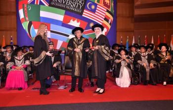 زوجان من غزة يحصلان على درجة الدكتوراه وجائزة التميز من جامعة ماليزية