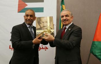 محمد اشتية خلال يوم الحرية لجنوب افريقيا