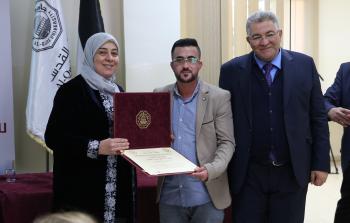 جامعة القدس تسلم شهادات لمستفيدي منحة حماد الحرازين