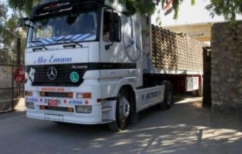 شاحنة محملة بالاسمنت المصري