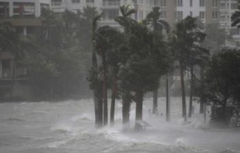 الرياح والمياه تغمر شوارع ميامي بفلوريدا 