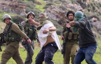 المستوطنين يهاجمون الفلسطينيين