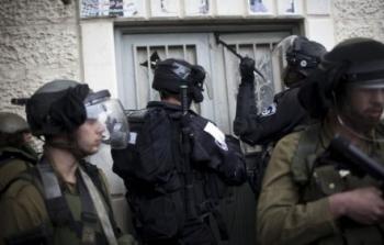 الجيش الاسرائيلي يداهم منازل الفلسطينيين