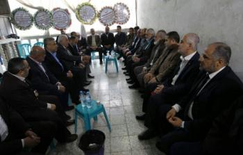 وفد حماس يقدم التعزية لوزير العمل مأمون أبو شهلا
