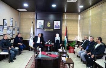 غنام خلال استقبالها مواطن أعفى مستأجريه: حملة شعبنا فيه الخير مستمرة 