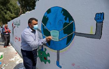 رئيس بلدية دير البلح يفتتح جدارية وسط المدينة