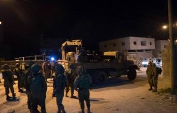 قوات الاحتلال خلال الاستيلاء على معدات المخرطة