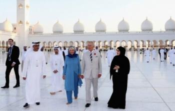 الأمير تشارلز وزوجته في زيارة لأحد المساجد في الإمارات العربية المتحدة