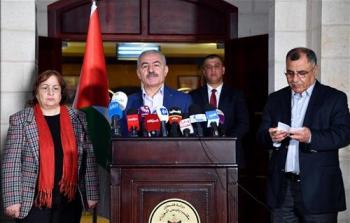 رئيس الحكومة محمد اشتية خلال إعلانه لقرارات حالة الطوارئ 