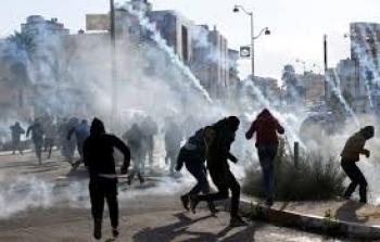 جنود الاحتلال الإسرائيلي يلقون قنابل الغاز المسيل للدموع باتجاه شبان فلسطينيون