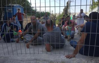  عشرات المواطنين من سكان حي تل ارميدة في مدينة الخليل   في الوقفة الاحتجاجية التي نظمت ردا على سياسة سلطات الاحتلال الإسرائيلي