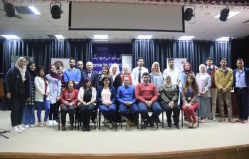 صورة جماعية لطلبة ومنسقي البطولة الوطنية لفن المناظرة لجامعات فلسطين