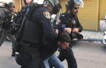 جنود الاحتلال يعتقلون فلسطينيا في القدس