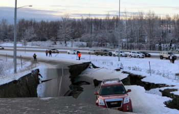 شاهد: زلزال قوي يضرب ألاسكا الأمريكية وتحذيرات من تسونامي 